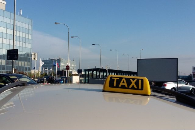 Není to vítězství Uberu – ale ani taxikářů,  kteří v Brně proti jeho fungování protestují | foto: Filip Titlbach