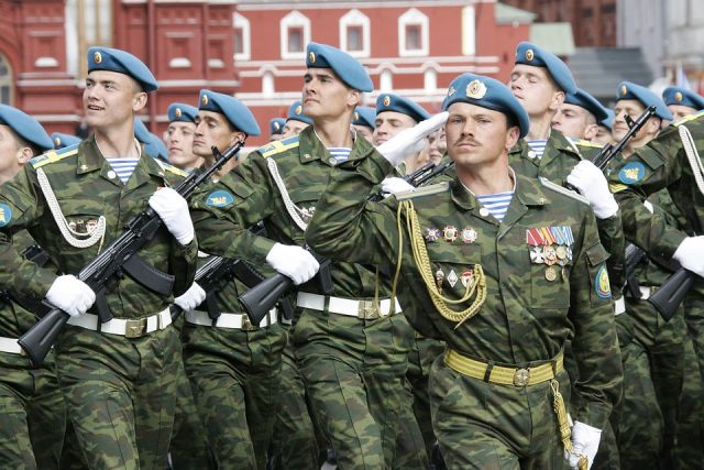 Ruští vojáci na vojenské přehlídce | foto: Fotobanka Pixabay