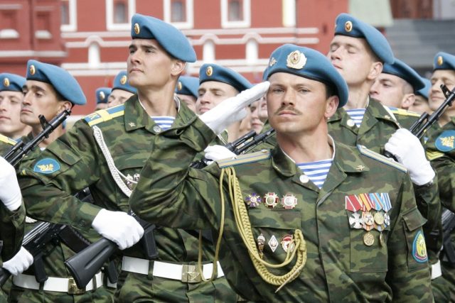 Ruští výsadkáři při přehlídce na Rudém náměstí v Moskvě | foto: CC0 Public domain