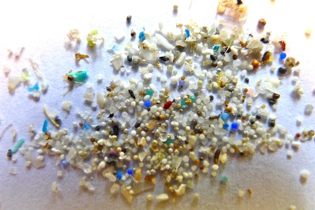 Drobných částeček plastu najdeme v jednom balení kosmetického přípravku statisíce | foto:  CC BY-SA 2.0,   Oregon State University