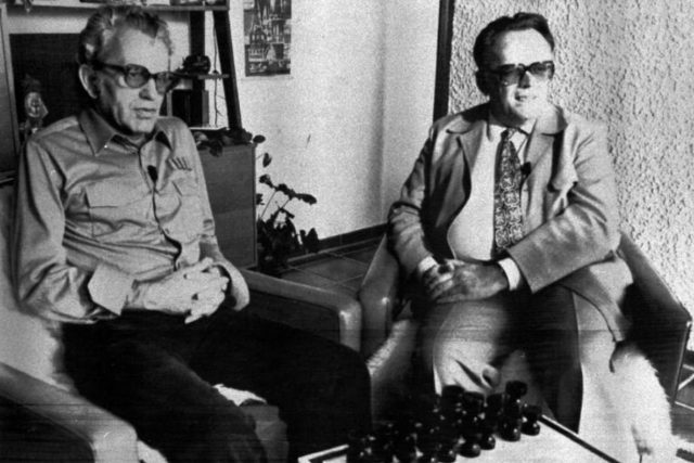 Jiří Lederer a Luděk Pachman u šachů v německém exilu,  1980 | foto: ČTK
