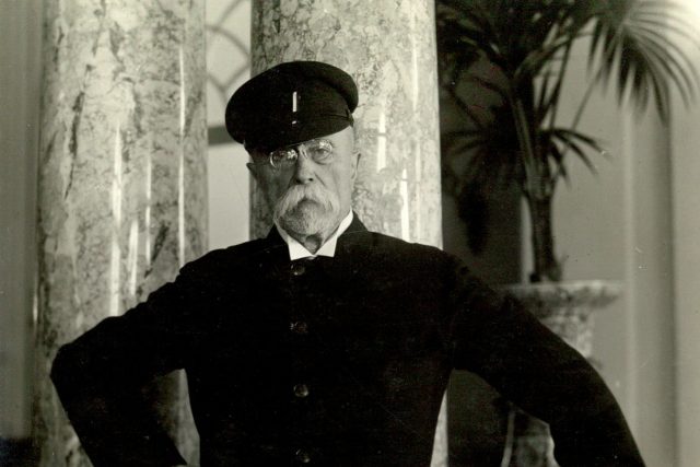 Prezident T. G. Masaryk v tmavé verzi svého sportovně laděného vycházkového „stejnokroje“ | foto: Archivní a programové fondy Českého rozhlasu