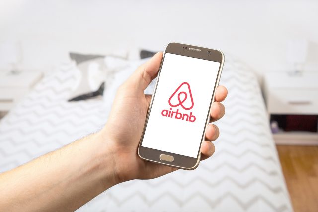 „Airbnb začalo jako sdílení volné postele v bytě,  nikoli jako byznys,  kdy někdo koupí celý činžovní dům,  a pak pronajímá všechny byty, “ připomíná Aleš Rod | foto: Pixabay