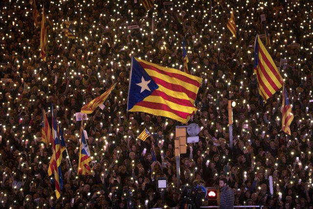Separatisté v Katalánsku tvrdí,  že rozhodnutí španělského ústavního soudu je zpolitizované | foto: Emilio Morenatti,  ČTK