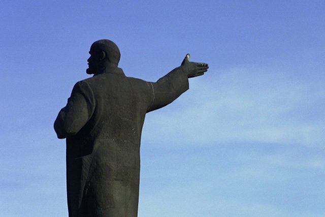 Po Leninově smrti se rozhořel boj o vedení strany,  v němž o tři roky později zvítězil Stalin. Aby upevnil pozici,  začal budovat Leninův kult | foto: Fotobanka Pixabay