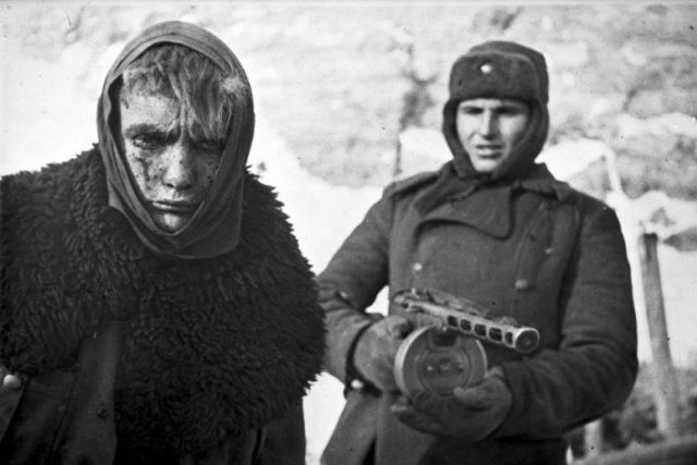 Německý zajatec z bitvy u Stalingradu. Právě tam se posílalo mnoho oblečení vybrané prostřednictvím Winterhilfe | foto:  CC-BY-SA 3.0,   Bundesarchiv,  Bild 183-E0406-0022-011