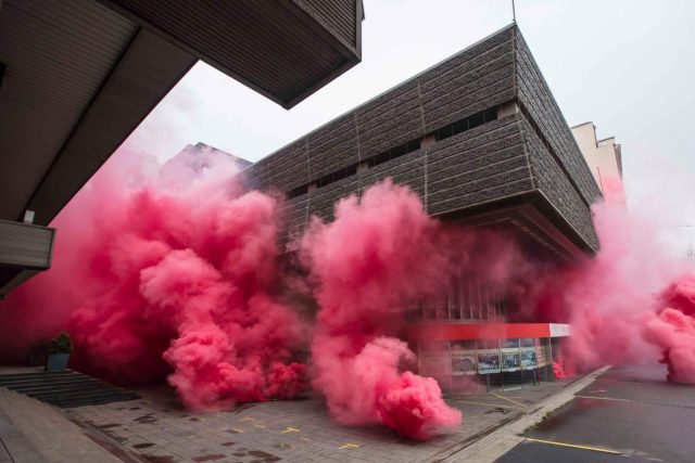 Budovu Transgasu zahalil růžový dým | foto:  Bolt958
