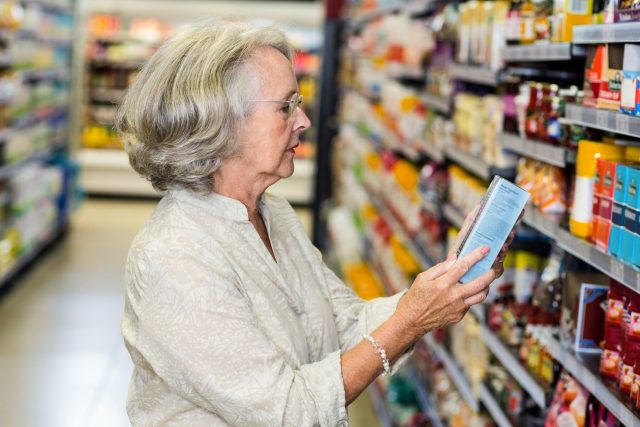 Seniorka v supermarketu | foto: Fotobanka Profimedia