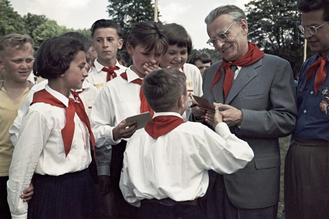 Prezident Antonín Novotný mezi pionýry,  MDD 1958 | foto: Josef Mucha,  ČTK