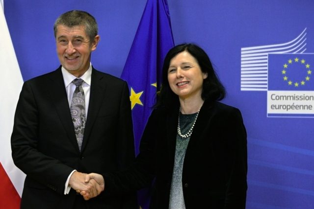 Český premiér Andrej Babiš se v Bruselu setkal s eurokomisařkou pro spravedlnost Věrou Jourovou | foto: Jakub Dospiva,  ČTK
