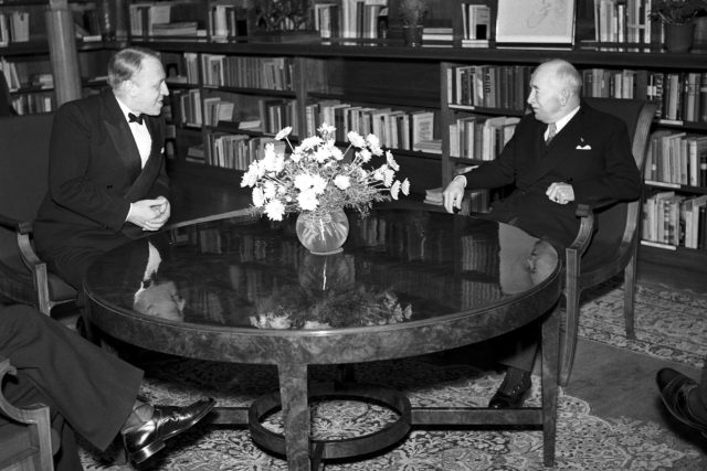 Sovětský velvyslanec v ČSR Valerian Alexandrovič Zorin navštívil prezidenta republiky Edvarda Beneše na Pražském hradě před odjezdem z republiky,  prosinec 1947 | foto: Jiří Rublič,  ČTK