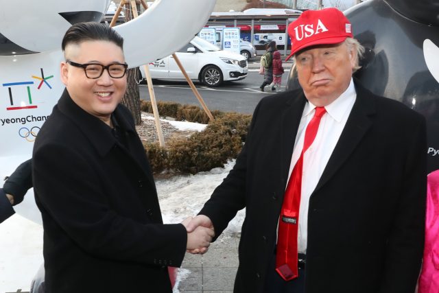 Falešný Kim Čong-un a Donald Trump na olympijských hrách v Pchjongčchangu | foto: Yang Ji-ung,  ČTK