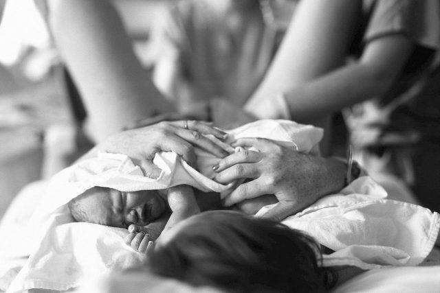 „Ženám už nevyhovuje příkaznické porodnictví a doporučené postupy. Pokud budeme respektovat přání rodiček,  nebudou vyhledávat domácí porody, “ soudí Aleš Roztočil | foto: Fotobanka Profimedia