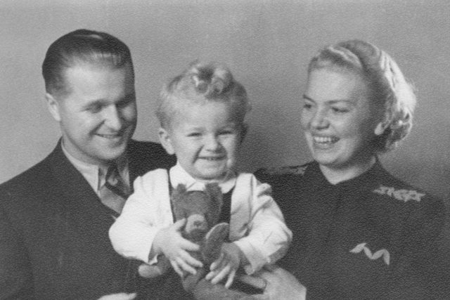 Josef P. Skála s rodiči - matkou Marií a otem Josefem,  Praha 1942 | foto: Post Bellum