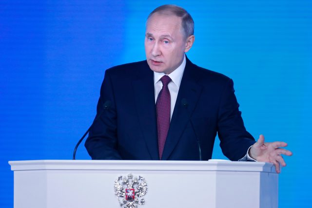 Putinova obliba v Rusku v posledních měsících zaznamenala prudký pokles. Jeden z průzkumů tento měsíc ukázal,  že by ho volilo jen 46 procent lidí,  v červnu to přitom bylo skoro o dvacet procent víc.  | foto: Fotobanka Profimedia