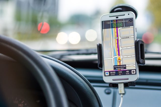 Pokud začnete za volantem obsluhovat mobilní telefon,  vaše schopnost plně se věnovat řízení klesá. Policisté se na tento prohřešek bude zaměřovat po celé léto | foto: Fotobanka Pixabay