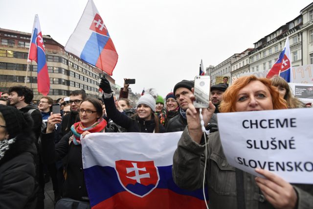 Protivládní demonstrace na Slovensku pokračují | foto: Michal Kamaryt,  ČTK