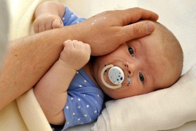 Otcovskou dovolenou si může novopečený tatínek od února vybrat kdykoli v prvních šesti týdnech života dítěte | foto: Fotobanka Pixabay