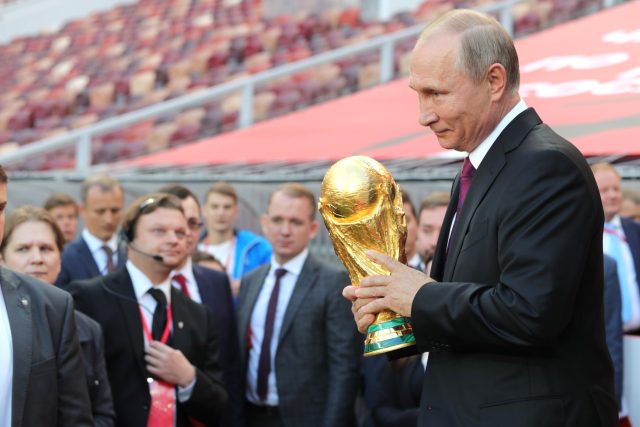 Vladimir Putin s trofejí pro vítěze fotbalového mistrovství světa | foto: Kremlin.ru CC BY 4.0