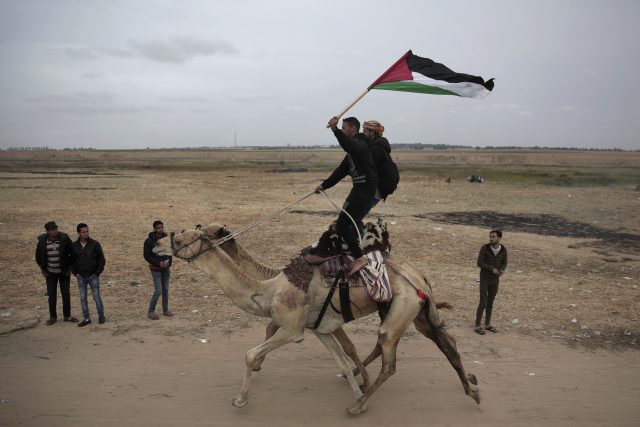 Hnutí Hamás,  které pásmo Gazy ovládá,  si vymyslelo takzvaný „pochod za návrat“ palestinských uprchlíků do Izraele | foto: Khalil Hamra,  ČTK