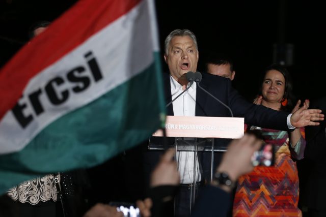 Fidesz ve 199členném parlamentu získal 133 mandátů,  druhý Jobbik má poslanců 26 a socialisté 12,  ostatní strany pak méně než 10. Volební účast přesahující 68 procent je nejvyšší za posledních patnáct let | foto: Darko Vojinovic,  ČTK