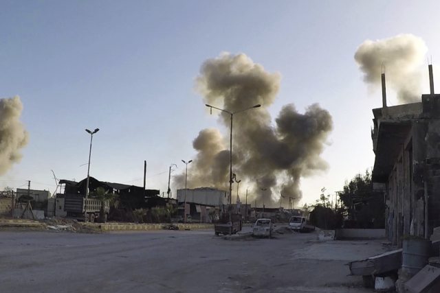 Nádobu se smrtícím plynem,  snad sarinem,  zřejmě nad Dúmu shodil vládní vrtulník | foto: ČTK