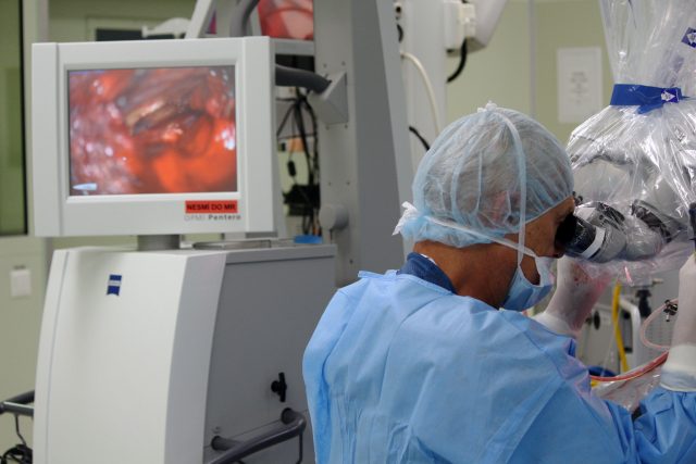 Při hloubkové mozkové stimulaci je pacient pouze v lokální anestezii,  aby mohl s neurochirurgem komunikovat | foto:  Radiožurnál