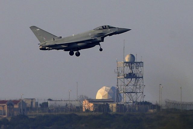 Spojené státy spolu s Británií a Francií více než stovkou střel zaútočily na cíle v Sýrii  | foto: Petros Karadjias,  ČTK