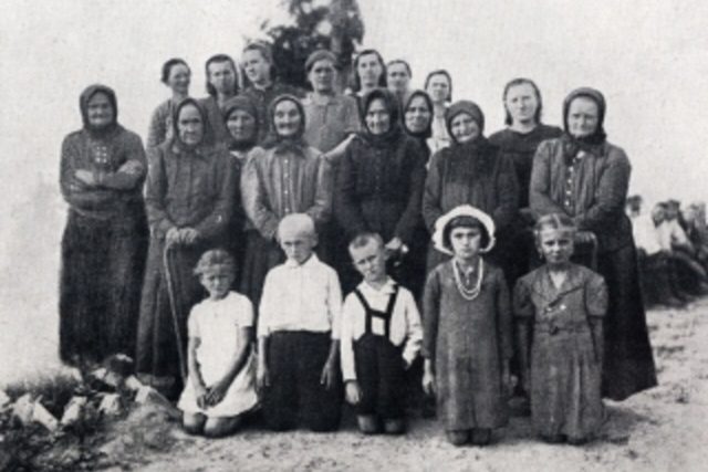 Český Malín - ženy a děti,  které přežily | foto: Post Bellum