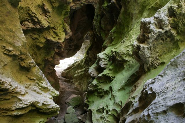 Sudslavická jeskyně je v současnosti spíše skalní tunel | foto: Tomáš Jiřička