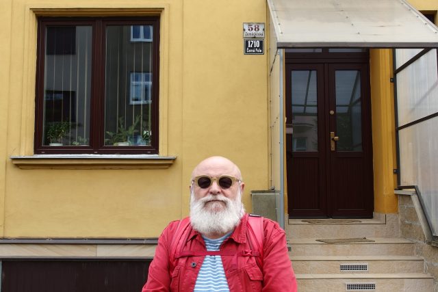 Arnošt Goldflam před rodinným domem,  kde vyrostl | foto: Alena Blažejovská,  Český rozhlas