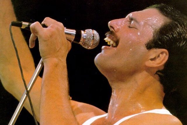 Na konci 70. let změnil Freddie Mercury radikálně image. Nechal si narůst knírek,  nosil kožené kalhoty,  boxerské boty,  jako by se chystal na novou éru v životě | foto: Zdroj: Flickr,   kentarotakizawa,   CC BY 2.0