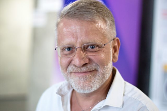 Kdybych nasbíral veškerý vědomosti,  jak léčit léčivejma kytkama,  jak vstupovat do tranzových stavů,  jak komunikovat s dušema zmřelejch předků,  odjel bych s tím do Čech,  kde bych to nemohl používat,  svěřuje se Josef Formánek | foto: Adam Kebrt,  Český rozhlas