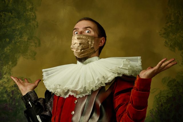 Muž s rouškou v historickém kostýmu | foto: Shutterstock