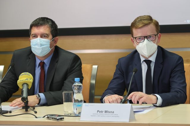 Ministr vnitra Jan Hamáček a Petr Mlsna,  náměstek ministra pro řízení legislativy | foto: Milan Malíček,  Právo / Profimedia