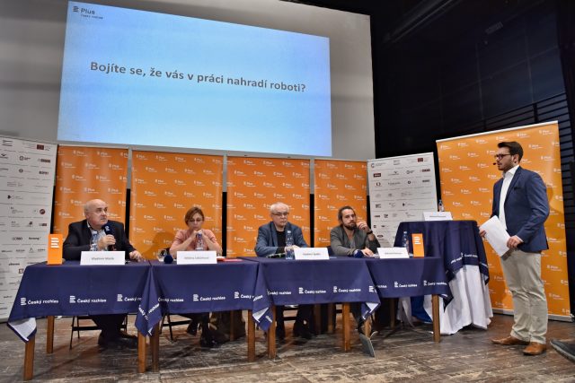 Hosté veřejné debaty Plusu v Jihlavě a moderátor Michael Rozsypal | foto: Tomáš Vodňanský,  Český rozhlas,  Český rozhlas