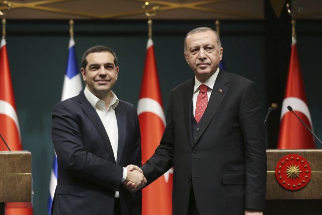 Řecký premiér Alexis Tsipras a turecký prezident Recep Tayyip Erdogan | foto: ČTK/AP