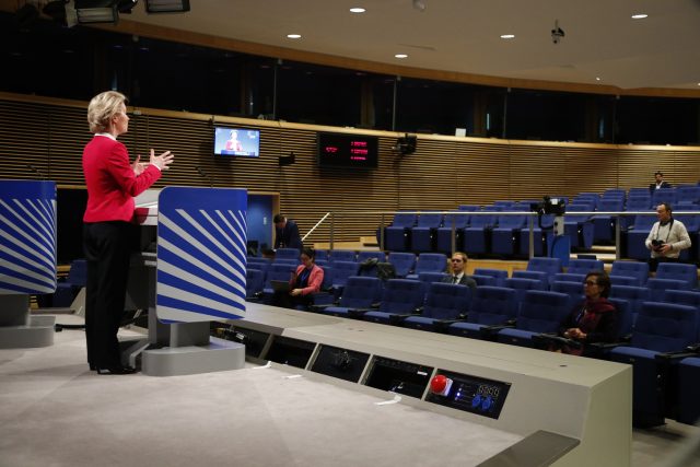 Předsedkyně Evropské komise Ursula von der Leyenová před novináři na tiskové konferenci v Bruselu | foto: Francois Lenoir,  ČTK/AP