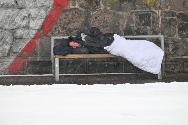 Muž spící v zimě  na lavičce  (ilustr. foto) | foto: Václav Šálek,  ČTK
