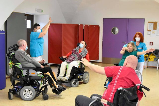 Cvičení je základem terapie pro lidi s roztroušenou sklerózou | foto: Domov svatého Josefa v Žirči