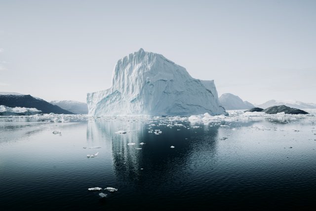 Ledovec,  tání,  ledovce,  tající ledovec,  Grónsko,  klimatická změna,  ilustrační | foto: Annie Spratt,  Unsplash,  Licence Unsplash