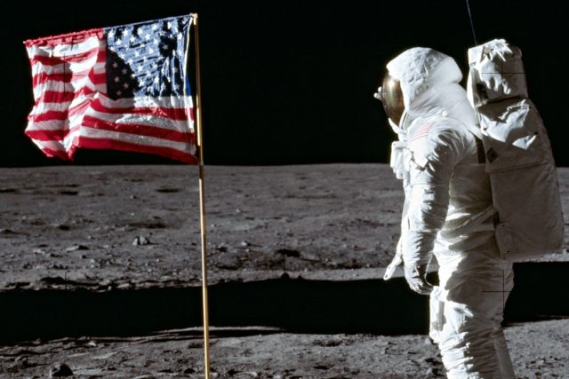 Buzz Aldrin na Měsíci a vlajka USA | foto: NASA,  CC0 1.0