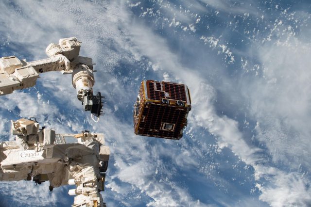 RemoveDEBRIS satelit byl vypuštěn ze stanice ISS | foto: NASA