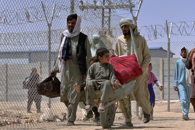Afghánská rodina vstupuje na území Pákistánu | foto: ČTK/AP