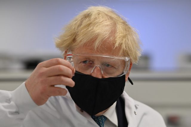 Britský premiér Boris Johnson s vakcínou od AstraZeneca | foto: Profimedia