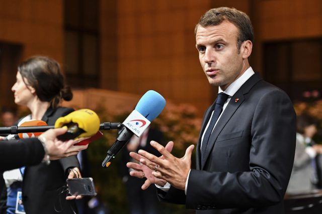 Emmanuel Macron dokázal ztlumit a odvrátit kolaps summitu po hrozbě Italů,  že stornují celé jednání | foto:  Geert Vanden Wijngaert,  ČTK/AP