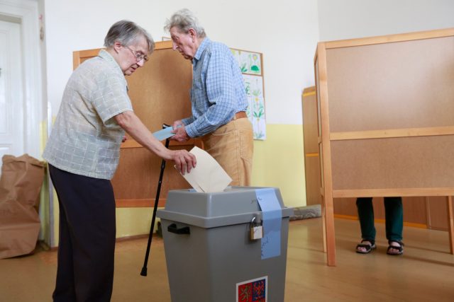Důchodci u volební urny | foto: Fotobanka Profimedia