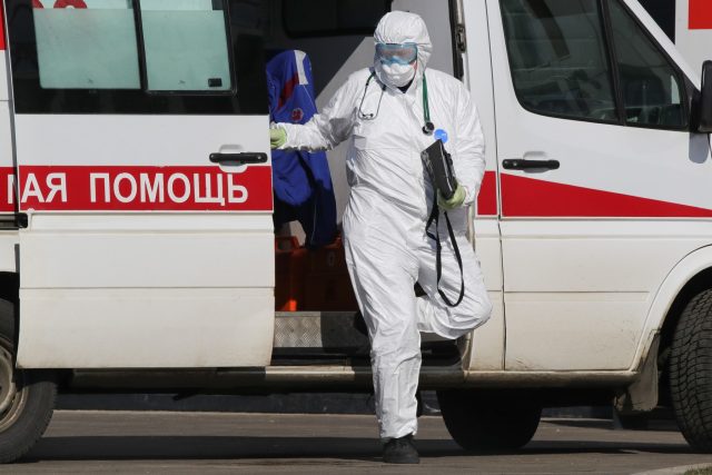 Muž v ochranném obleku proti koronaviru v Moskvě | foto: Fotobanka Profimedia