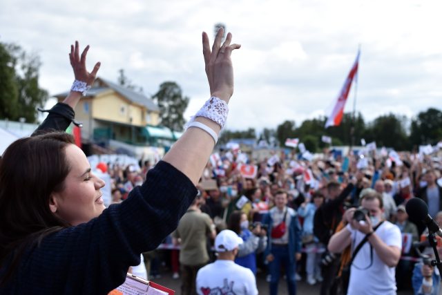 Běloruská prezidentská kandidátka Světlana Tichanovská a její příznivci | foto: Fotobanka Profimedia