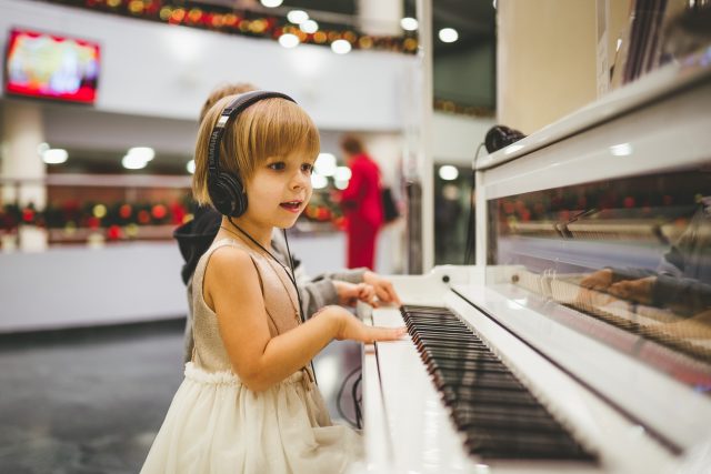 dítě hudba klavír | foto: Unsplash,  Licence Unsplash